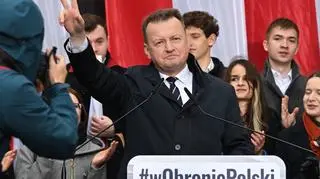 Mariusz Błaszczak podczas manifestacji zwolenników Prawa i Sprawiedliwości na Placu Zamkowym w Warszawie