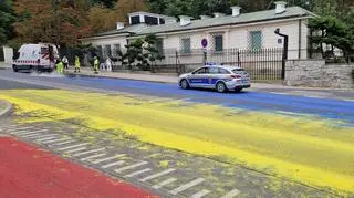 Flaga Ukrainy na jezdni przed Ambasadą Rosji
