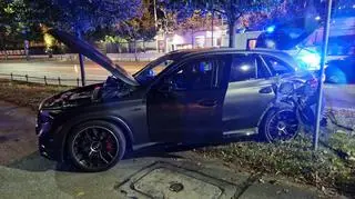 Zderzenie auta i autobusu w Alejach Ujazdowskich