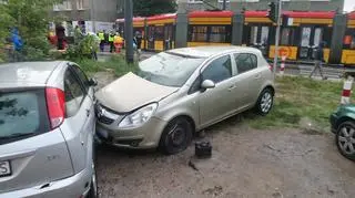 Zderzenie tramwaju i samochodu osobowego