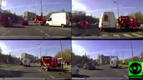 Bus bez kierowcy na ulicy. Kierowca lawety za ostro wszedł w zakręt