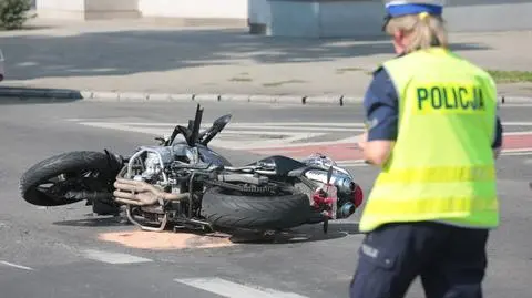 Rozbity motocykl na środku skrzyżowania, kierujący trafił do szpitala