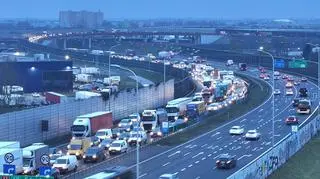 Ogromne korki pod Warszawą po zderzeniu dwóch aut