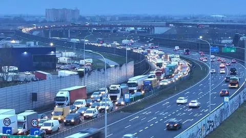 Ogromne korki pod Warszawą po zderzeniu dwóch aut