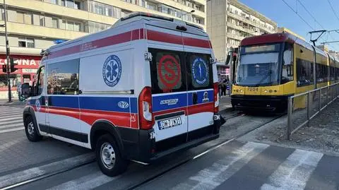 Pokłócili się o kasownik w tramwaju. Skończyło się ciosem "z główki"