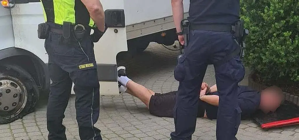Incydent przed sądem, straty na 50 tysięcy. Cztery zarzuty i areszt dla kierowcy