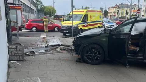 Samochód uderzył w drzwi Instytutu Lotnictwa 