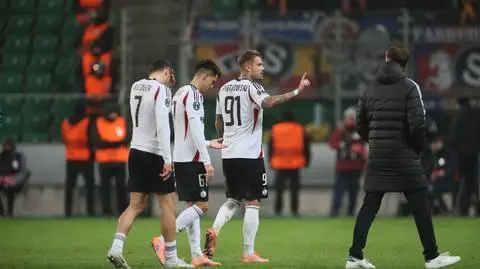 Zawodnicy Legii Warszawa po meczu piłkarskiej Ligi Konferencji ze Spartą Praga