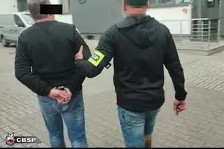 Policjant z zatrzymanym mężczyzną 