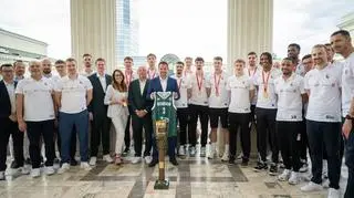 Prezydent Warszawy oraz jego zastępczyni z koszykarzami Legii Warszawa