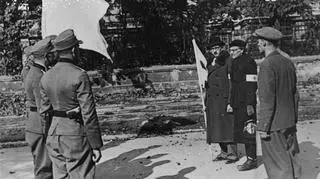 Spotkanie delegacji polskiej i niemieckiej na placu przed Politechniką Warszawską - 29 września 1944 r. 