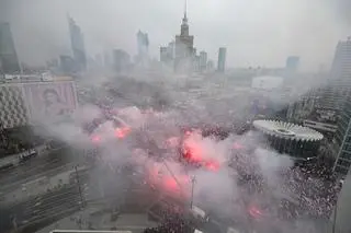 Uczestnicy marszu 11 listopada zbierają się na rondzie Dmowskiego