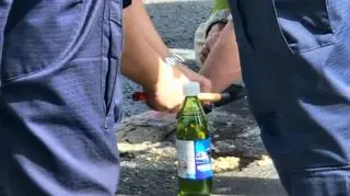 Policja próbuje usunąć z jezdni osoby, które się do niej przykleiły