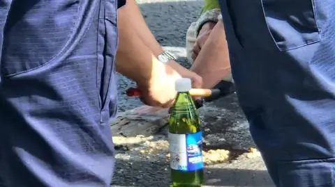 Policja próbuje usunąć z jezdni osoby, które się do niej przykleiły