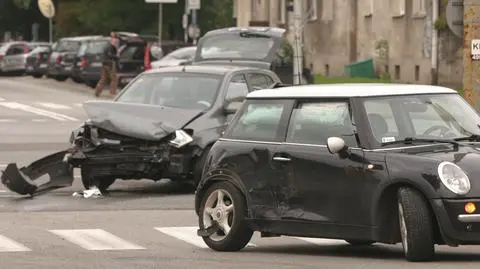 Wypadek mini. Ranni kobieta i dziecko