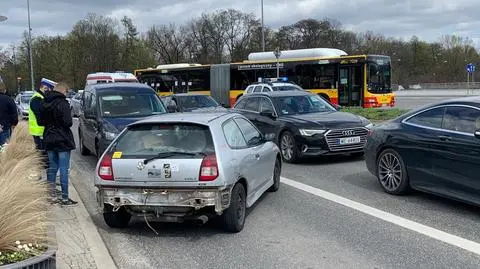 Zderzenie samochodu z autobusem, dwie osoby zabrane do szpitala 