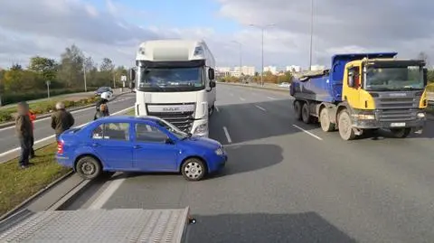 Skoda stanęła w poprzek. Uderzył w nią tir 