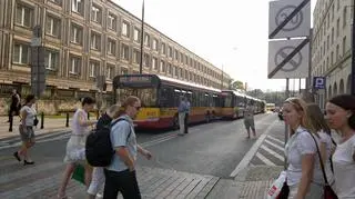 Rowerzysta pod kołami autobusu