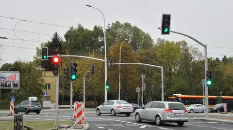 Raz kilka sekund, raz kilka minut. Niełatwy skręt w lewo na nowym rondzie