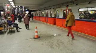 Cieknie woda na stacji metro Politechnika