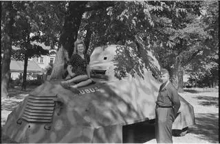 Sylwester "Kris" Braun, Samochód opancerzony Kubuś w ogrodzie przy Konserwatorium Muzycznym na Okólniku, na nim Berta Weissberger, 17.08.1944