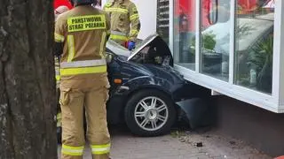 Kierowca uderzył w salon kosmetyczny