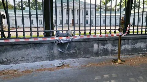 Podpalił plecak przed Belwederem, usłyszał zarzuty i został aresztowany