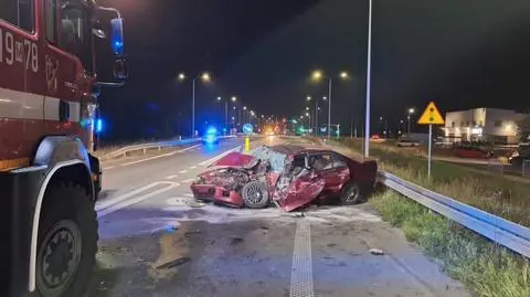 Czołowe zderzenie. Strażacy wycinali z auta kobietę w szóstym miesiącu ciąży