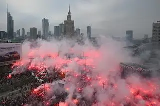 Uczestnicy marszu zbierają się na rondzie Dmowskiego