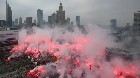 Uczestnicy marszu zbierają się na rondzie Dmowskiego