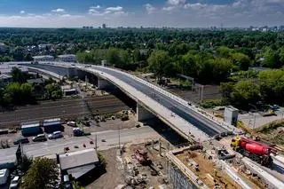Układanie nawierzchni na wiadukcie w Rembertowie 