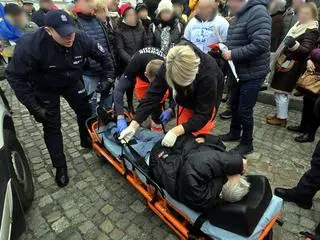 Policjanci pomogli mężczyźnie, który zasłabł podczas zgromadzenia