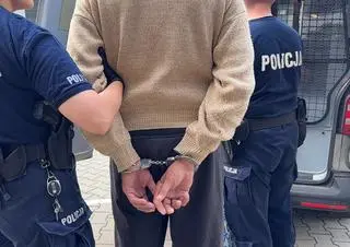 Policja z zatrzymanym mężczyzną 