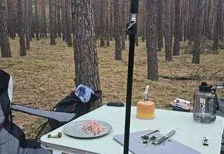 Przywiózł butlę gazową, rozłożył stolik i planował biwak w chronionej puszczy 