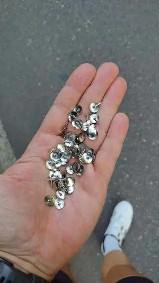 Pinezki na drodze w Słomczynie