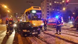 Tramwaj uderzył w bok lexusa