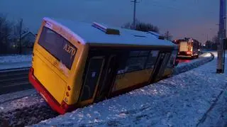 Autobus po zderzeniu wpadł do rowu 