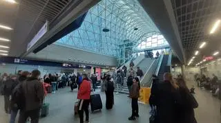 Pasażerowie w poczekalni stacji Warszawa Zachodnia