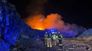 Pożar składowiska odpadów w Sokołowie