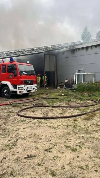 Pożar hali produkcyjnej w Słupnie