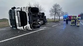 Samochód ciężarowy przewrócił się na bok na DK92 koło Sochaczewa