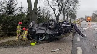 Zderzenie i dachowanie. Trzy osoby w szpitalu 