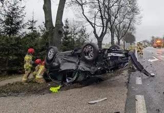 Zderzenie i dachowanie. Trzy osoby w szpitalu 