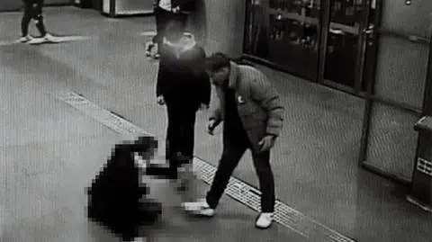 Na stacji metra zaatakowali starszego mężczyznę. Szuka ich policja