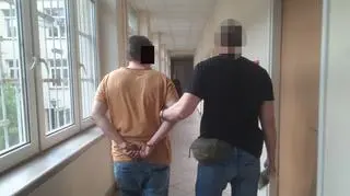 Mężczyzna podejrzany o zranienie twarzy kolegi butelką