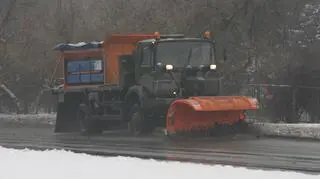 Pługosolarki pracują na ulicach