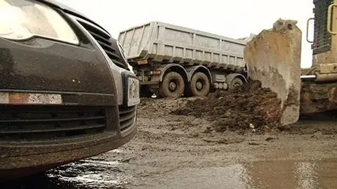 Poprowadzili objazd przez... plac budowy