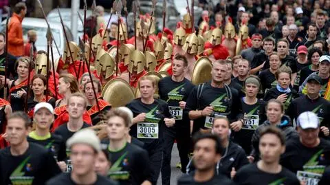 Wojownicy, lew i tysiące w czarnych koszulach pobiegli przez miasto