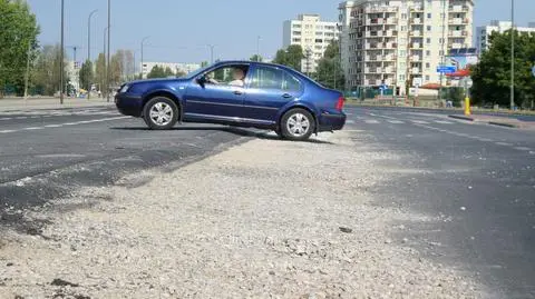 Wjeżdżają na jezdnię w budowie. Chaos na Pileckiego