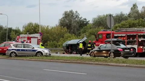 Volkswagen na barierach. Wisłostrada była zablokowana